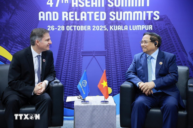 Premier Pham Minh Chinh spotkał się z panem Carlosem Felipe Jaramillo, wiceprezesem Banku Światowego ds. regionu Azji Wschodniej i Pacyfiku. (Zdjęcie: Duong Giang/VNA) ttxvn-2610-thu-tuong-viet-nam-wb-3.jpg