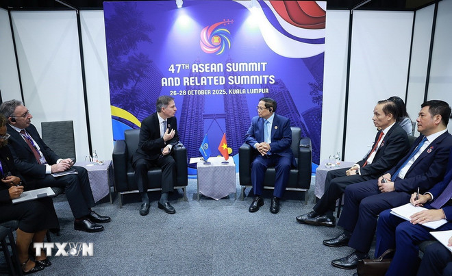 Premier Pham Minh Chinh spotkał się z panem Carlosem Felipe Jaramillo, wiceprezesem Banku Światowego ds. regionu Azji Wschodniej i Pacyfiku. (Zdjęcie: Duong Giang/VNA) ttxvn-2610-thu-tuong-viet-nam-wb-2.jpg