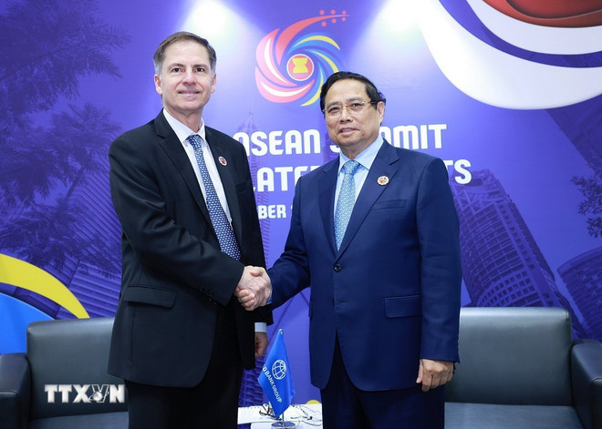 Premier Pham Minh Chinh spotkał się z panem Carlosem Felipe Jaramillo, wiceprezesem Banku Światowego ds. regionu Azji Wschodniej i Pacyfiku. (Zdjęcie: Duong Giang/VNA) ttxvn-2610-thu-tuong-viet-nam-wb-1.jpg