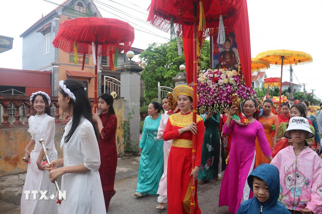 Lễ rước kiệu Chúa tại Lễ hội Bà Chúa Muối. (Ảnh: Vũ Quang/TTXVN) ttxvn-1105-nghe-lam-muoi-thai-binh.jpg