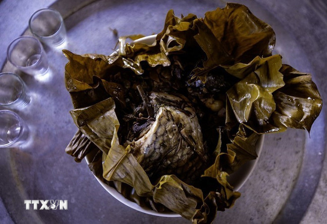 Ikan kukus dibungkus dengan daun dong, diikat dengan tali giang, dan dikukus selama kurang lebih satu jam—hidangan khas masyarakat Thailand. (Foto: Trong Dat/VNA) ttxvn-0912-le-mung-com-moi-dan-toc-thai-5.jpg