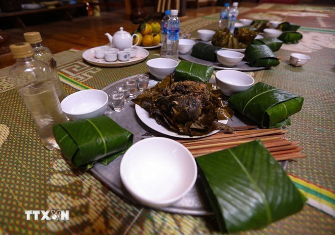 Nampan nasi baru masyarakat Thailand hanya berisi hidangan yang terbuat dari ikan kukus dan bakar, serta nasi ketan yang terbuat dari beras gogo. (Foto: Trong Dat/VNA) ttxvn-0912-le-mung-com-moi-dan-toc-thai-3.jpg