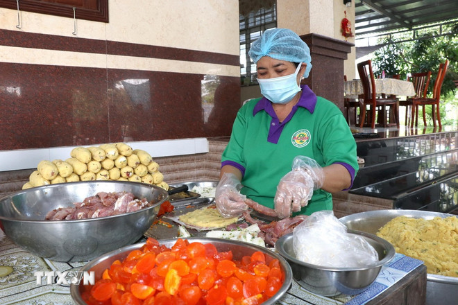 Bà Mai Thị Hoàng Loan, chủ cơ sở sản xuất bánh tét Ba Loan, làng nghề bánh tét Trà Cuôn đang làm nhân bánh tét. (Ảnh: Thanh Hòa/TTXVN) ttxvn-0708-banh-tet-tra-cuon-3.jpg