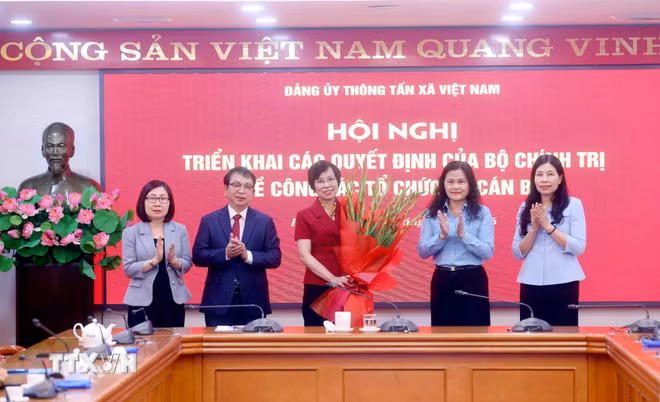 ttxvn-0104-quyet-dinh-bo-chinh-tri-1.jpg