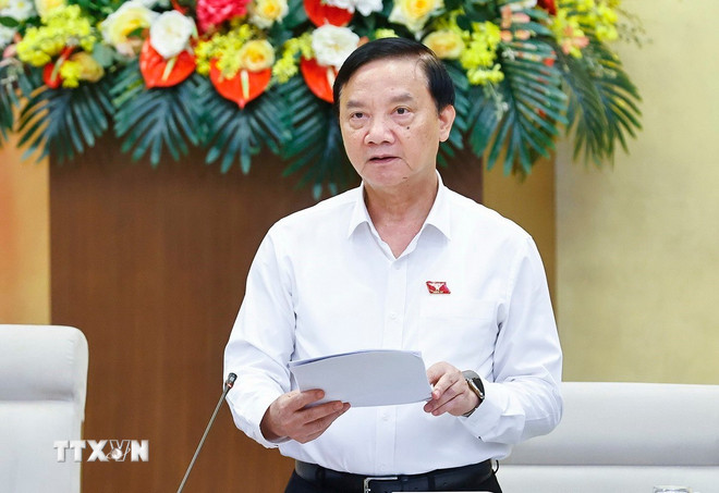 グエン・カック・ディン国会議長が演説する。(写真:ドアン・タン/VNA) ttxvn-2209-uy-ban-thuong-vu-quoc-hoi-6.jpg