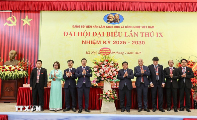 Phó Thủ tướng Nguyễn Chí Dũng tặng hoa chúc mừng Đại hội Đảng bộ Viện Hàn lâm khoa học và công nghệ Việt Nam lần thứ IX, nhiệm kỳ 2025-2030. (Ảnh: Khánh Hòa/TTXVN) ttxvn-2907-vien-han-lam-khoa-hoc-cong-nghe-2.jpg