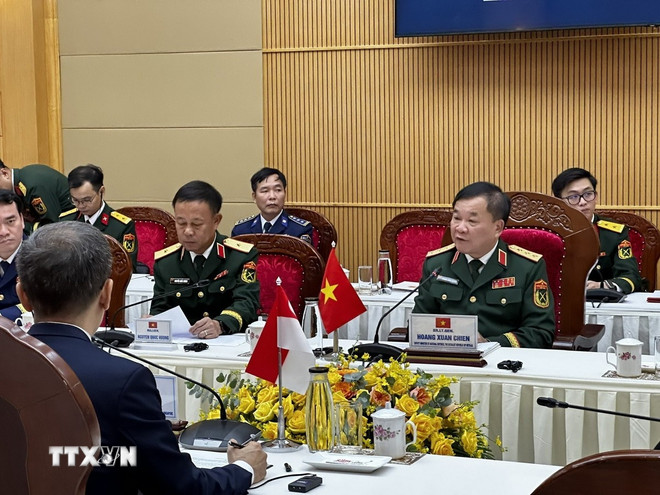 Seniorgeneralløytnant Hoang Xuan Chien, medlem av partiets sentralkomité, medlem av den sentrale militærkommisjonen og viseminister for nasjonalt forsvar, talte under dialogen. (Foto: Tran Le Lam/VNA) ttxvn-2810-quoc-phong-viet-nam-singapore-2.jpg