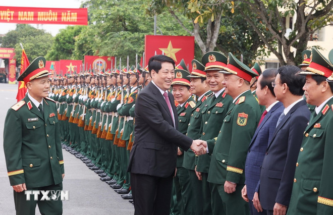 Präsident Luong Cuong mit Delegierten, die an der Zeremonie teilnehmen. (Foto: Lam Khanh/ VNA) ttxvn-2810-chu-tich-nuoc-quan-khu-3-3.jpg