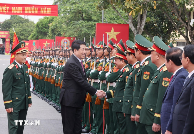 Chủ tịch nước Lương Cường với các đại biểu dự Lễ kỷ niệm. (Ảnh: Lâm Khánh/ TTXVN) ttxvn-2810-chu-tich-nuoc-quan-khu-3-2.jpg