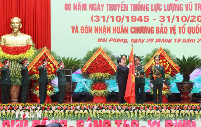 Präsident Luong Cuong heftete die Vaterlandsschutzmedaille erster Klasse an die Siegesflagge der Militärregion 3. (Foto: Lam Khanh/VNA) ttxvn-2810-chu-tich-nuoc-quan-khu-3-11.jpg