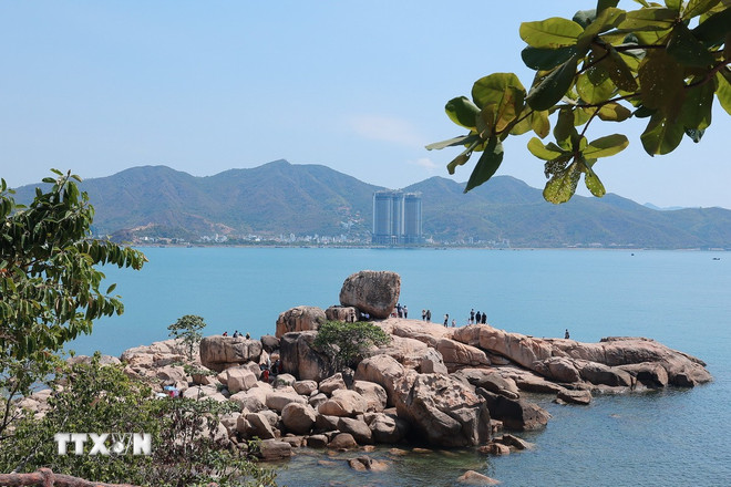 កន្លែងទេសភាព Hon Chong វួដ Nha Trang ខេត្ត Khanh Hoa ជាមួយនឹងទេសភាពធម្មជាតិដ៏ស្រស់ស្អាត។ (រូបថត៖ Phan Sau/VNA) ttxvn-1809-du-lich-nha-trang-khanh-hoa.jpg