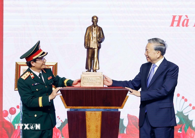 Tổng Bí thư dự Lễ kỷ niệm 75 năm Ngày truyền thống Bệnh viện TW Quân đội 108 ttxvn-3003-tong-bi-thu-benh-vien-108-9.jpg