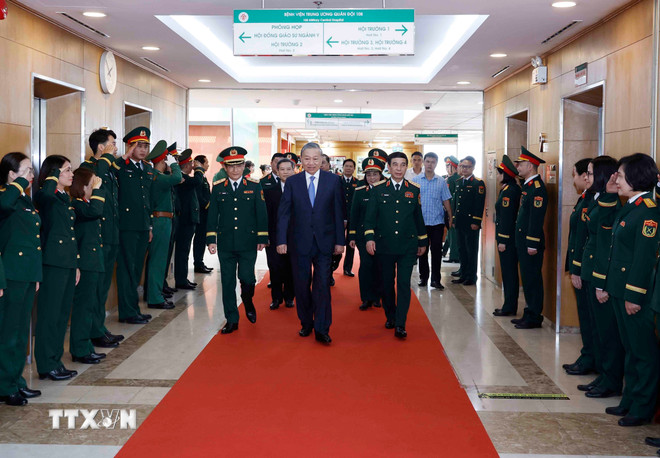 Tổng Bí thư dự Lễ kỷ niệm 75 năm Ngày truyền thống Bệnh viện TW Quân đội 108 ttxvn-3003-tong-bi-thu-benh-vien-108-3.jpg
