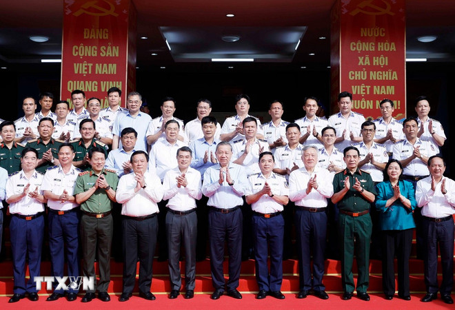 Tō Lam főtitkár a küldöttekkel a parti őrség 4. körzetének parancsnokságán. (Fotó: Thong Nhat/VNA) ttxvn-2011-tong-bi-thu-bo-tu-lenh-vung-canh-sat-bien-2.jpg