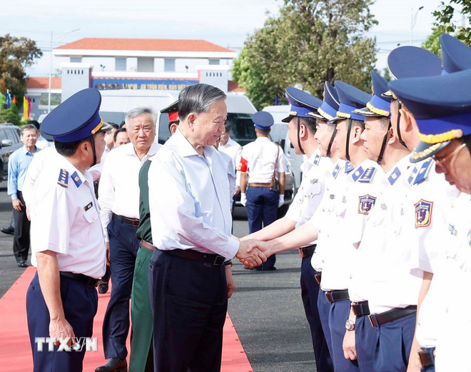 Tō Lam főtitkár a parti őrség 4. körzetének parancsnokságának küldötteivel. (Fotó: Thong Nhat/VNA) ttxvn-2011-tong-bi-thu-bo-tu-lenh-vung-canh-sat-bien-6.jpg
