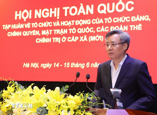 Đồng chí Nguyễn Quang Dương, Ủy viên Trung ương Đảng, Phó Trưởng Ban Tổ chức Trung ương giới thiệu chuyên đề: "Công tác tổ chức xây dựng Đảng, tổ chức cơ sở đảng, bộ máy và hoạt động cấp ủy cấp xã (mới)". (Ảnh: Văn Điệp/TTXVN) ttxvn-1406-nguyen-quang-duong.jpg