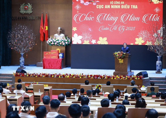 Thủ tướng Phạm Minh Chính chúc Tết, giao nhiệm vụ cho cán bộ, chiến sỹ Cục An ninh điều tra (A09). (Ảnh: Dương Giang/TTXVN)