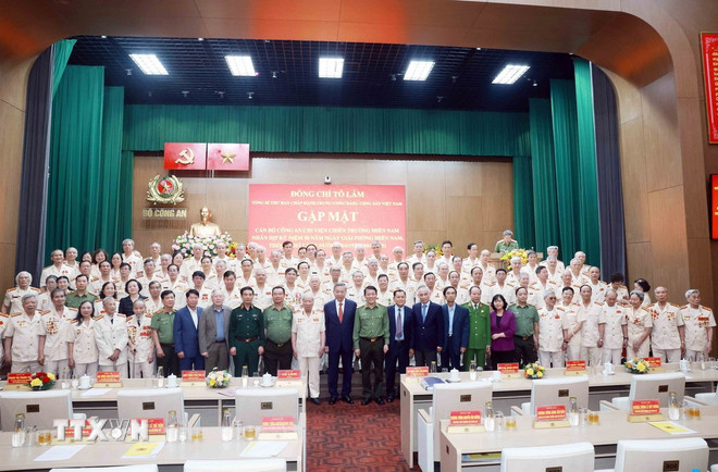 Tổng Bí thư Tô Lâm gặp mặt cán bộ công an chi viện chiến trường miền Nam. (Ảnh: Thống Nhất/TTXVN) ttxvn-0804-tong-bi-thu-2.jpg