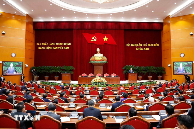 Avslutningssession för den 14:e konferensen för den 13:e partiets centralkommitté. (Foto: Thong Nhat/VNA) ttxvn-0611-be-mac-hoi-nghi-trung-uong-2.jpg