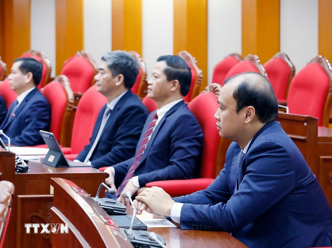 ບັນດາຜູ້ແທນເຂົ້າຮ່ວມກອງປະຊຸມສຸດຍອດຄັ້ງທີ 14 ຂອງສູນກາງພັກຊຸດທີ 13. (ພາບ: ທອງລຸນ/VNA) ttxvn-0611-be-mac-hoi-nghi-trung-uong-10.jpg