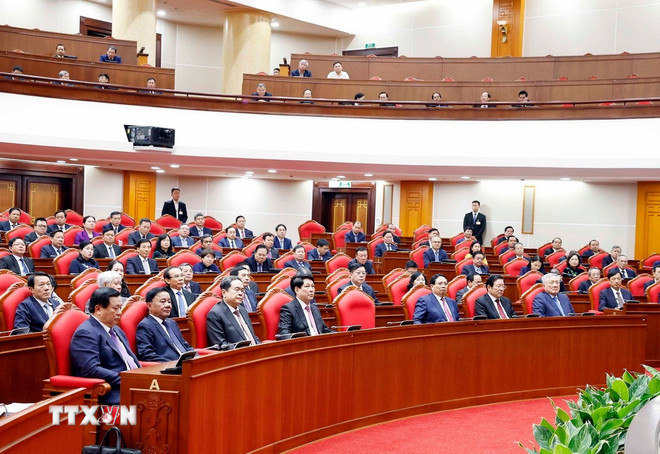 ບັນດາຜູ້ແທນເຂົ້າຮ່ວມກອງປະຊຸມສຸດຍອດຄັ້ງທີ 14 ຂອງສູນກາງພັກຊຸດທີ 13. (ພາບ: ທອງລຸນ/VNA) ttxvn-0611-be-mac-hoi-nghi-trung-uong-12.jpg