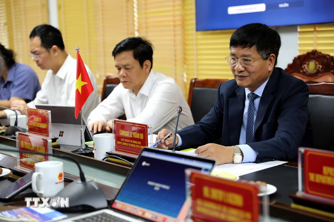 Chủ tịch Ủy ban Nhân dân tỉnh Điện Biên Lê Thành Đô (phải) phát biểu tại buổi làm việc. (Ảnh: Trung Kiên/TTXVN)