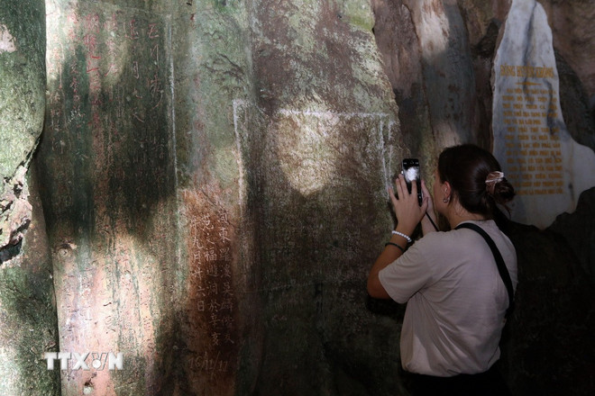 מערות מא נהאי מושכות את תשומת ליבם של תיירים בינלאומיים. (צילום: טראן לה לאם/ VNA) ttxvn-1411-ma-nhai-ngu-hanh-son-3.jpg