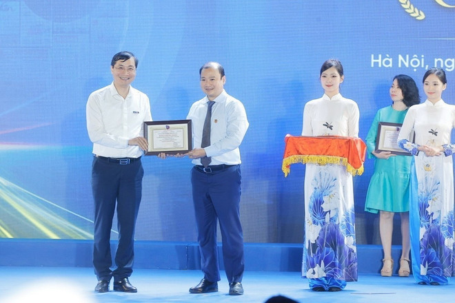 Thứ trưởng thường trực Bộ Văn hóa, Thể thao và Du lịch Lê Hải Bình trao giải A cho Báo Điện tử VietnamPlus (TTXVN) Giải sản phẩm báo chí ấn tượng. (Ảnh: Minh Quyết/TTXVN) 2106-hoi-bao-toan-quoc-9.jpg