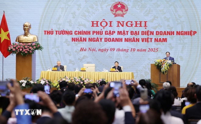 Premierminister Pham Minh Chinh spricht bei einem Treffen mit Wirtschaftsvertretern am Vietnam Entrepreneurs Day. (Foto: Duong Giang/VNA) ttxvn-0910-thu-tuong-gap-mat-doanh-nhan-5.jpg
