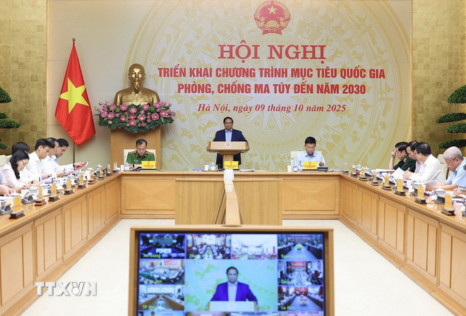 Statsminister Pham Minh Chinh leder konferansen for å iverksette det nasjonale målprogrammet for narkotikaforebygging og -kontroll frem til 2030. (Foto: Duong Giang/VNA) ttxvn-0910-thu-tuong-phong-chong-ma-tuy-1.jpg