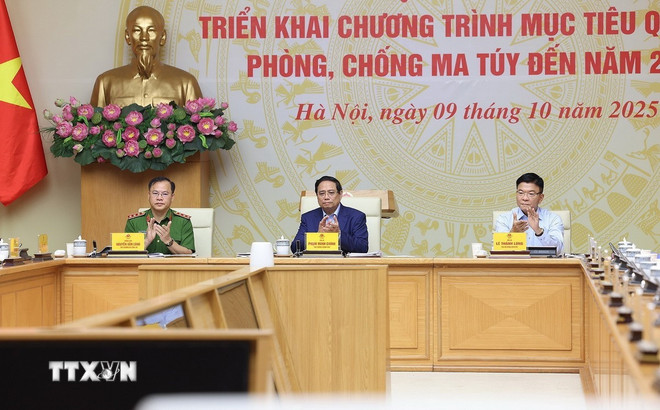 នាយករដ្ឋមន្ត្រី Pham Minh Chinh ធ្វើជាអធិបតីសន្និសីទដាក់ពង្រាយកម្មវិធីគោលដៅជាតិស្ដីពីការទប់ស្កាត់ និងត្រួតពិនិត្យគ្រឿងញៀនរហូតដល់ឆ្នាំ ២០៣០។ (រូបថត៖ Duong Giang/VNA) ttxvn-0910-thu-tuong-phong-chong-ma-tuy-2.jpg