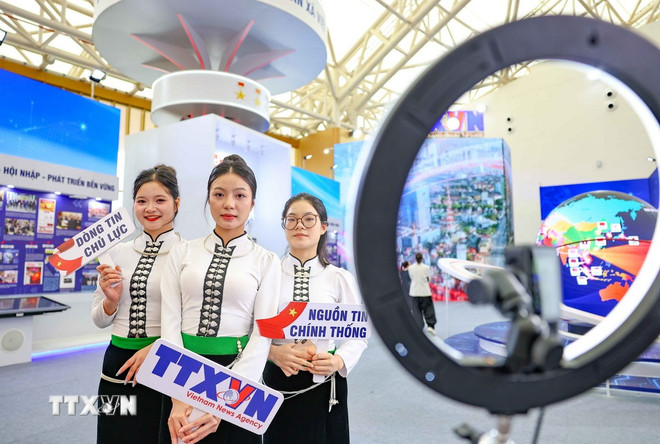 Visitors to the VNA booth at the Exhibition of 80 Years of National Achievements experienced the Virtual Traditional Room, 360 Check-in Corner, and participated in fun and meaningful mini games through the History Learning Contest. (Photo: Thanh Tung/VNA) ttxvn-1009-thong-tan-xa-viet-nam-74.jpg