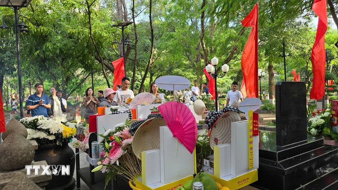 Du khách tưởng niệm nữ Anh hùng Liệt sỹ Võ Thị Sáu tại Nghĩa trang Hàng Dương, đặc khu Côn Đảo, Thành phố Hồ Chí Minh. (Ảnh: Huỳnh Sơn/TTXVN) ttxvn-2507-con-dao-liet-sy-vo-thi-sau.jpg