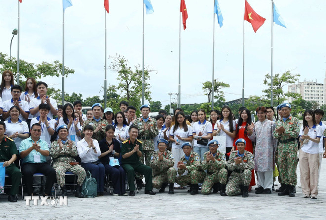 ttxvn-2507-thanh-nien-kieu-bao-gin-giu-hoa-binh-2.jpg