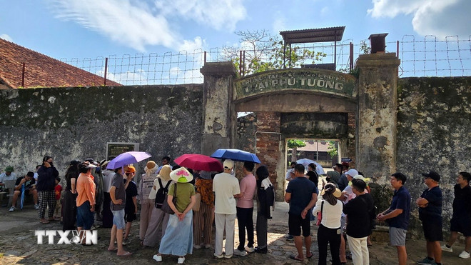 Du khách tham quan Trại Phú Tường ở Côn Đảo (Thành phố Hồ Chí Minh), trại giam được mệnh danh là "Chuồng cọp kiểu Pháp", nơi từng giam giữ các chiến sỹ cách mạng trong cuộc kháng chiến chống thực dân Pháp và đế quốc Mỹ. (Ảnh: Huỳnh Sơn/TTXVN) ttxvn-2507-nha-tu-con-dao-2.jpg