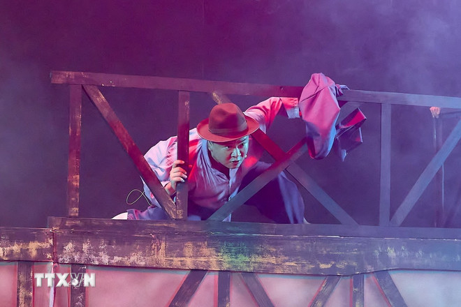 Scéna z muzikálu „Bi vo“ v podání souboru písní a tanců Hai Phong, který bude uveden večer 29. června 2024 v opeře Hai Phong. (Foto: VNA) ttxvn-0111-nha-hat-lon-hai-phong.jpg