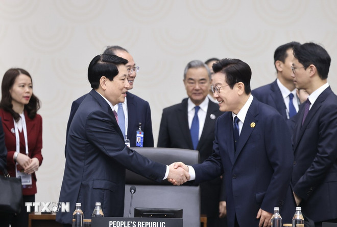 El presidente Luong Cuong con el presidente surcoreano Lee Jae Myung. (Foto: Lam Khanh/VNA) ttxvn-0111-chu-tich-nuoc-apec-5.jpg