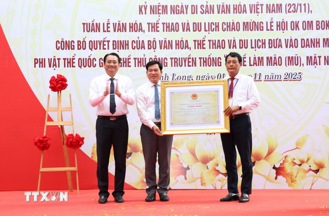 ভিন লং প্রদেশের সংস্কৃতি, ক্রীড়া এবং পর্যটন বিভাগের নেতারা খেমার জনগণের মুকুট এবং মুখোশ তৈরির পেশার জন্য জাতীয় অস্পষ্ট সাংস্কৃতিক ঐতিহ্যের শংসাপত্র পেয়েছেন। (ছবি: থান হোয়া/ভিএনএ) ttxvn-0111-mao-mat-na-khmer.jpg