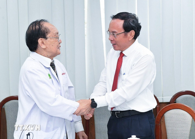 Ông Nguyễn Văn Nên, Ủy viên Bộ Chính trị, Bí thư Thành ủy Thành phố Hồ Chí Minh chúc mừng Giáo sư Trần Đông A nhân Ngày Thầy thuốc Việt Nam (27/2). (Ảnh: TTXVN phát) ttxvn-2204-giao-du-tran-dong-a-1.jpg