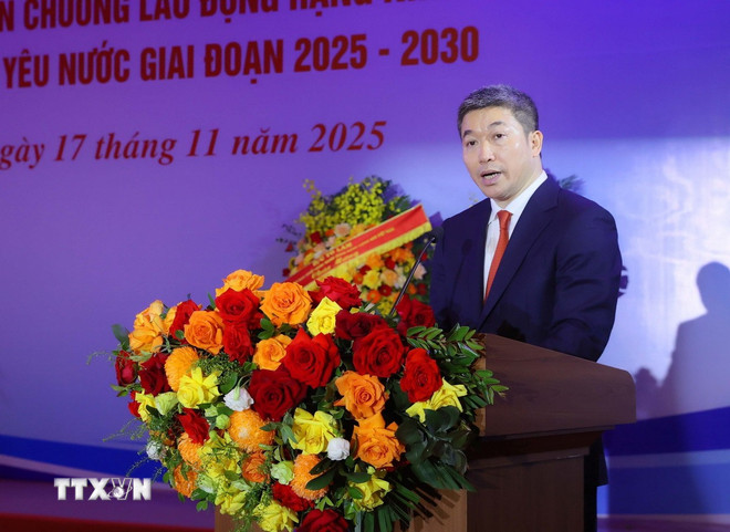 ທ່ານປະທານສະຫະພັນບັນດາອົງການມິດຕະພາບຫວຽດນາມ ຟານແອງເຊີນ ກ່າວຄຳເຫັນເປີດກອງປະຊຸມ. (ພາບ: ອານດັງ/VNA) ttxvn-1711-doi-ngoai-nhan-dan-5.jpg