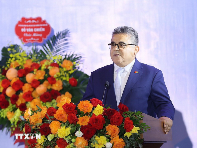 ທ່ານເອກອັກຄະລັດຖະທູດ ປາແລດສະໄຕນ ປະຈຳຫວຽດນາມ Saadi Salama, ຫົວໜ້າຄະນະການທູດ, ກ່າວຄຳເຫັນ. (ພາບ: ອານດັງ/VNA) ttxvn-1711-doi-ngoai-nhan-dan-3.jpg