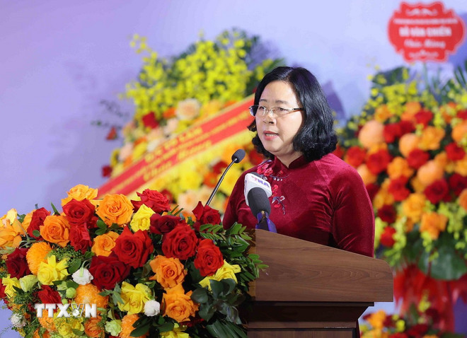 ສະຫາຍ ບຸ່ຍທິມິນຮ່ວາ, ກໍາມະການກົມການເມືອງ, ເລຂາທິການສູນກາງພັກ, ເລຂາທິການສູນກາງພັກ, ອົງການຈັດຕັ້ງມະຫາຊົນສູນກາງ, ປະທານຄະນະກໍາມະການສູນກາງແນວລາວສ້າງຊາດຫວຽດນາມ ກ່າວຄໍາເຫັນທີ່ພິທີ. (ພາບ: ອານດັງ/VNA) ttxvn-1711-doi-ngoai-nhan-dan-2.jpg