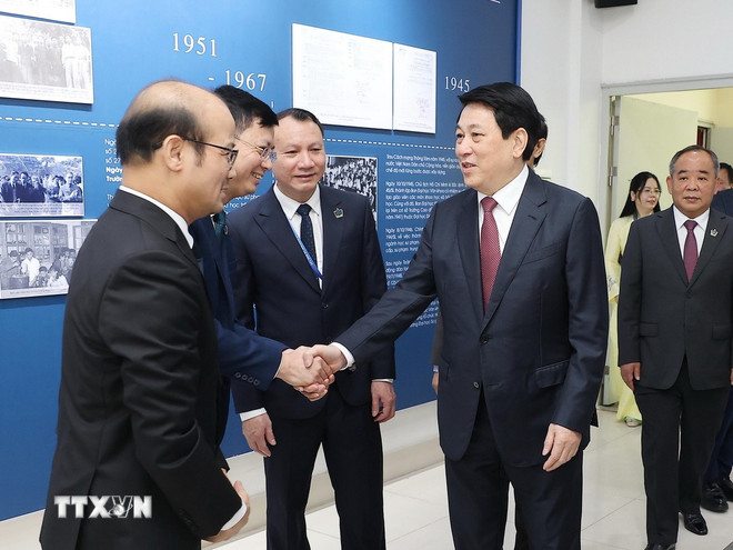 হ্যানয় জাতীয় শিক্ষা বিশ্ববিদ্যালয়ের নেতা এবং শিক্ষকদের সাথে রাষ্ট্রপতি লুওং কুওং। (ছবি: লাম খান/ভিএনএ) ttxvn-1711-chu-tich-nuoc-thi-dua-nganh-giao-duc-2.jpg