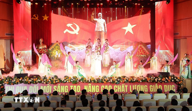 ভিয়েতনাম শিক্ষক দিবস (২০ নভেম্বর) এবং শিক্ষা খাতের ৮ম দেশপ্রেমিক অনুকরণ কংগ্রেস উদযাপনের জন্য শিল্পকর্ম পরিবেশনা অনুষ্ঠান। (ছবি: লাম খান/ভিএনএ) ttxvn-1711-chu-tich-nuoc-thi-dua-nganh-giao-duc-8.jpg