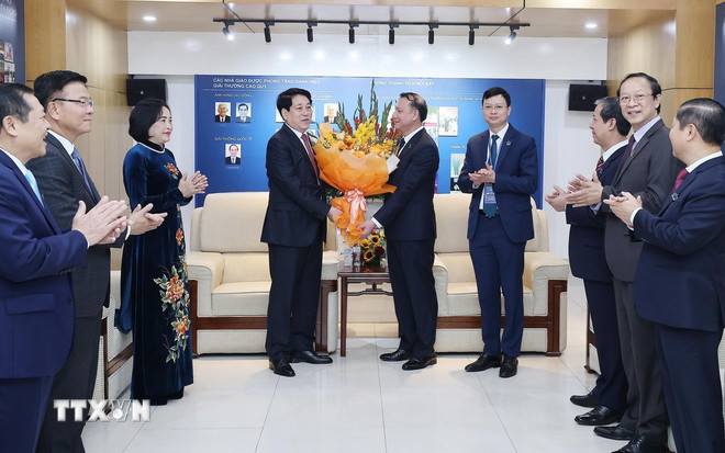 ভিয়েতনামী শিক্ষক দিবসে (২০ নভেম্বর) হ্যানয় জাতীয় শিক্ষা বিশ্ববিদ্যালয়ের কর্মী এবং শিক্ষকদের অভিনন্দন জানিয়েছেন রাষ্ট্রপতি লুওং কুওং। (ছবি: লাম খান/ভিএনএ) ttxvn-1711-chu-tich-nuoc-thi-dua-nganh-giao-duc-3.jpg