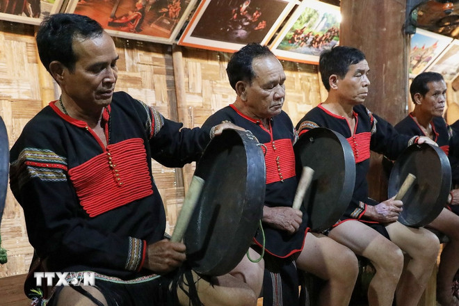 صدای گنگها زبانی مقدس و پلی بین انسانها و خدایان مردم اد محسوب میشود. (عکس: Le Dong/VNA) ttxvn-1711-dak-lak-van-hoa-cong-chieng.jpg