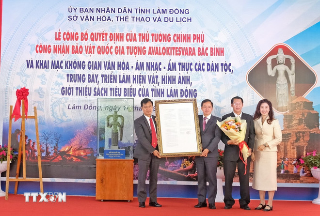 ថ្នាក់ដឹកនាំនាយកដ្ឋានបេតិកភណ្ឌវប្បធម៌បានបង្ហាញសេចក្តីសម្រេចរបស់នាយករដ្ឋមន្ត្រីស្តីពីការទទួលស្គាល់រូបសំណាក Avalokitesvara Bac Binh ជារតនសម្បត្តិជាតិ (ដំណាក់កាលទី១៣) ជូនថ្នាក់ដឹកនាំគណៈកម្មាធិការប្រជាជនខេត្ត Lam Dong។ (រូបថត៖ Nguyen Dung/VNA) ttxvn-1709-bao-vat-quoc-gia-tuong-avalokitesvara-bac-binh-2.jpg