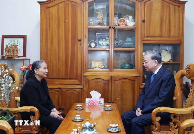 Tổng Bí thư Tô Lâm thăm hỏi, chúc Tết bà Ngô Thị Mận, Phu nhân Tổng Bí thư Nguyễn Phú Trọng. (Ảnh: Thống Nhất/TTXVN)