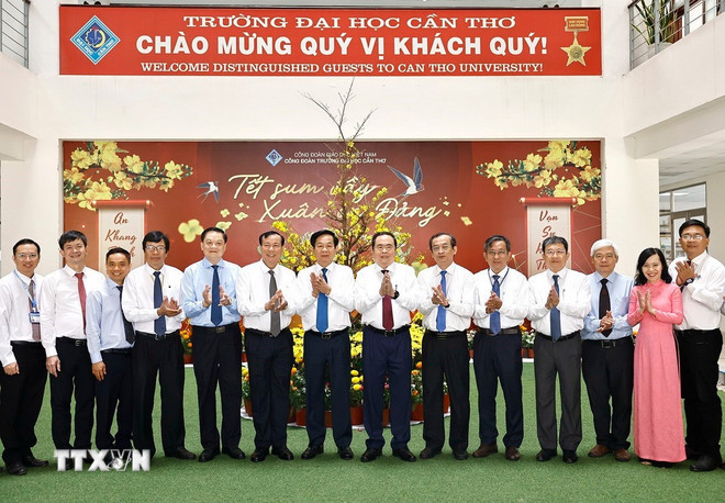 Chủ tịch Quốc hội Trần Thanh Mẫn với lãnh đạo, giảng viên Trường Đại học Cần Thơ. (Ảnh: Doãn Tấn/TTXVN)