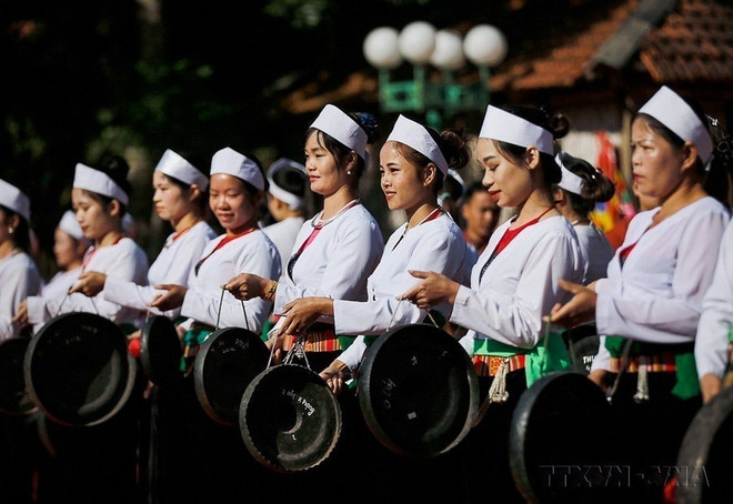 Phụ nữ Mường Hòa Bình gìn giữ vẻ đẹp riêng có của trang phục dân tộc mình. (Ảnh: Trọng Đạt/TTXVN) 1810-phu-nu-3.jpg